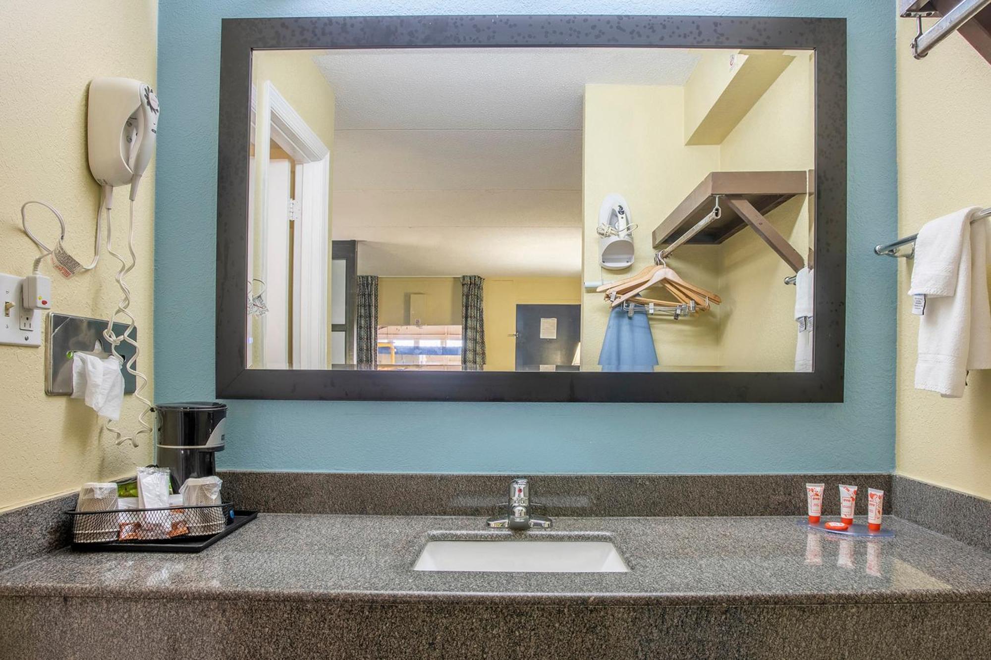 Oyo Hotel Knoxville Tn Cedar Bluff I-40 Екстериор снимка